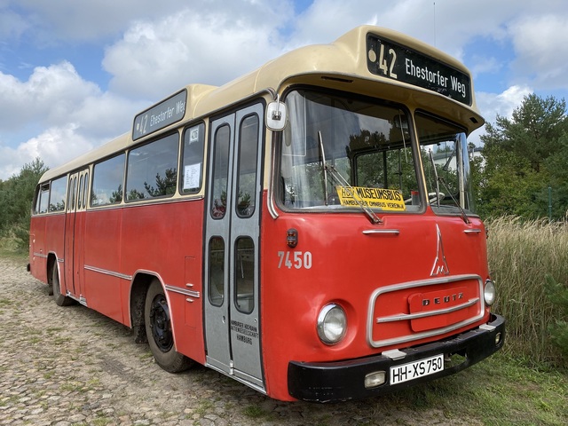 Ein Bild, das Himmel, Gras, drauen, Transport enthlt.

Automatisch generierte Beschreibung