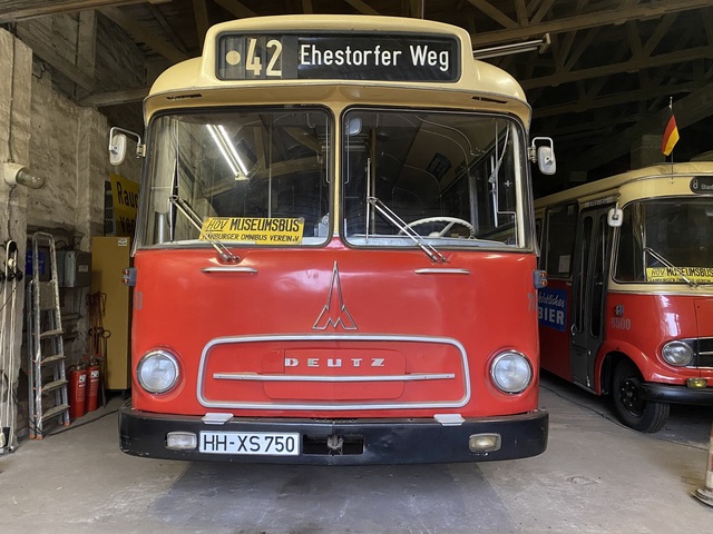 Ein Bild, das Text, Bus, Transport, rot enthlt.

Automatisch generierte Beschreibung