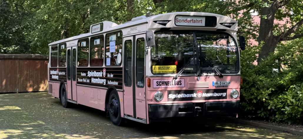 Historischer Hamburger Schnellbus in Fahrt